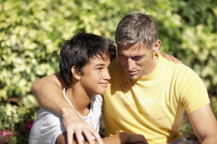 padre abrazando a hijo
